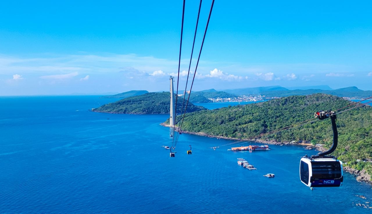 Hon Thom Cable Car Phu Quoc crossing the sea above the An Thoi islands