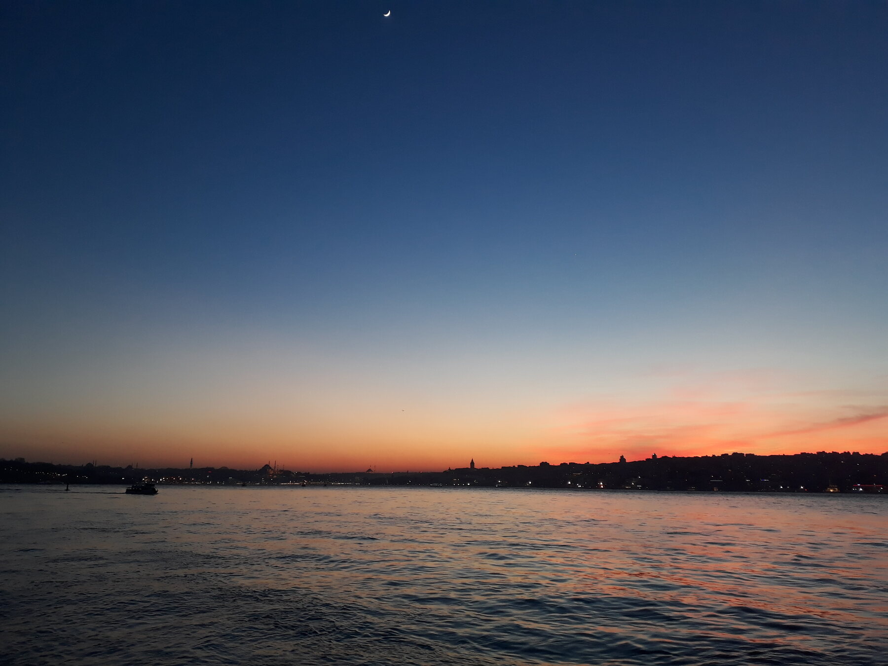 Istanbul travel guide skyline and Bosphorus view from Üsküdar